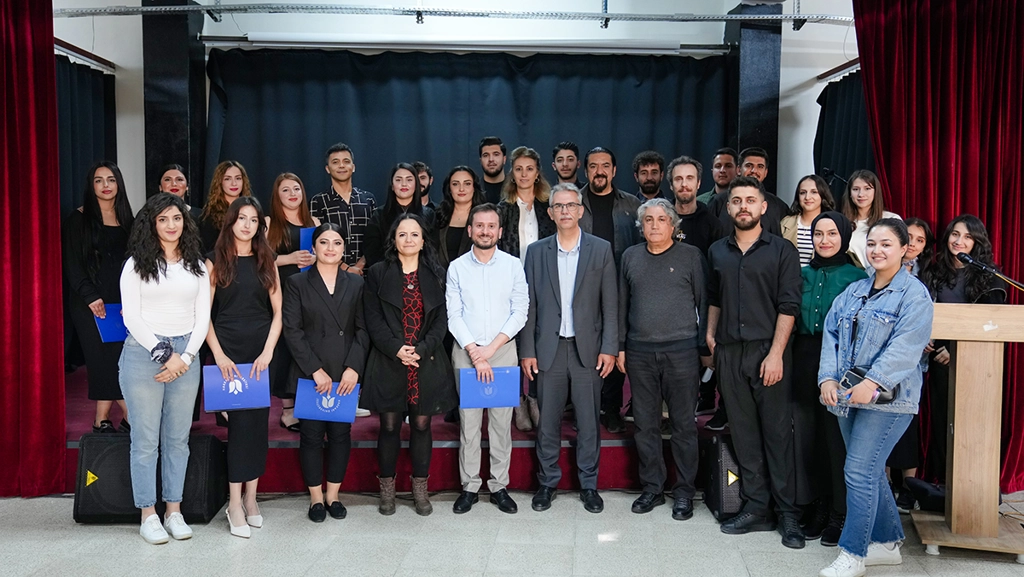 Kütüphane raflarında yer alan akademik yayınlar